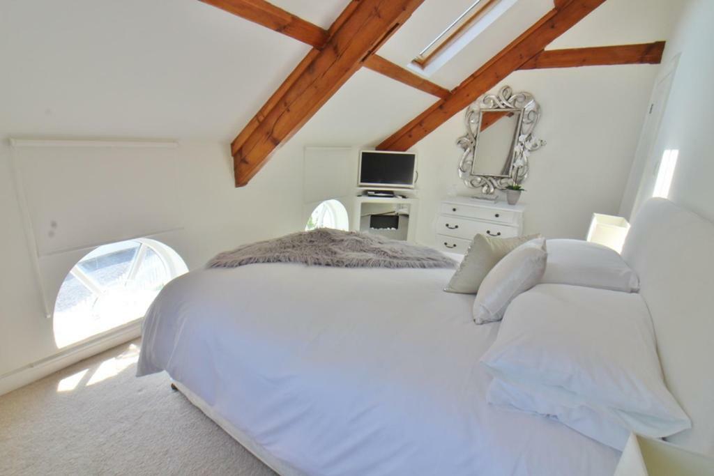 The Chapel House & Hot Tub Villa Andreas ภายนอก รูปภาพ